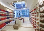 Мерцание зеркального потолка в элегантном интерьере лондонского магазина Longchamp