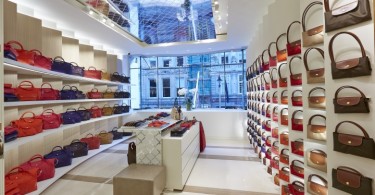 Мерцание зеркального потолка в элегантном интерьере лондонского магазина Longchamp