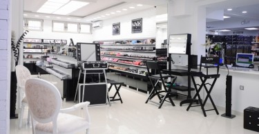Идеальный черно-белый мир магазина косметики NYX