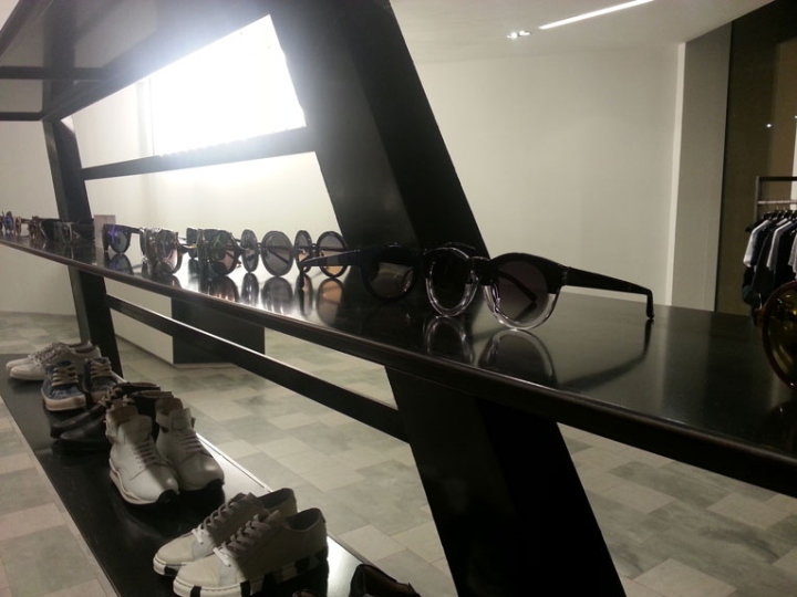 Солнцезащитные очки на витринной полке магазина 