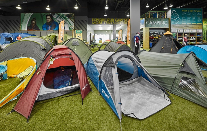 Палатки в магазине Ultimate Outdoors Megastore в Великобритании