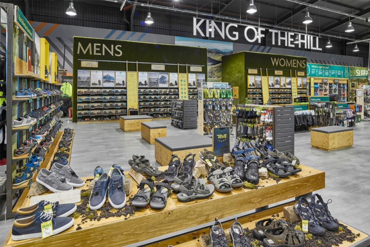Спортивная обувь на витрине магазина Ultimate Outdoors Megastore в Великобритании