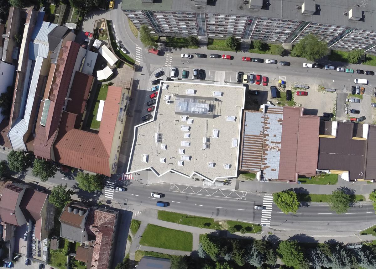 Вид торгового центра в Словакии с высоты птичьего полета