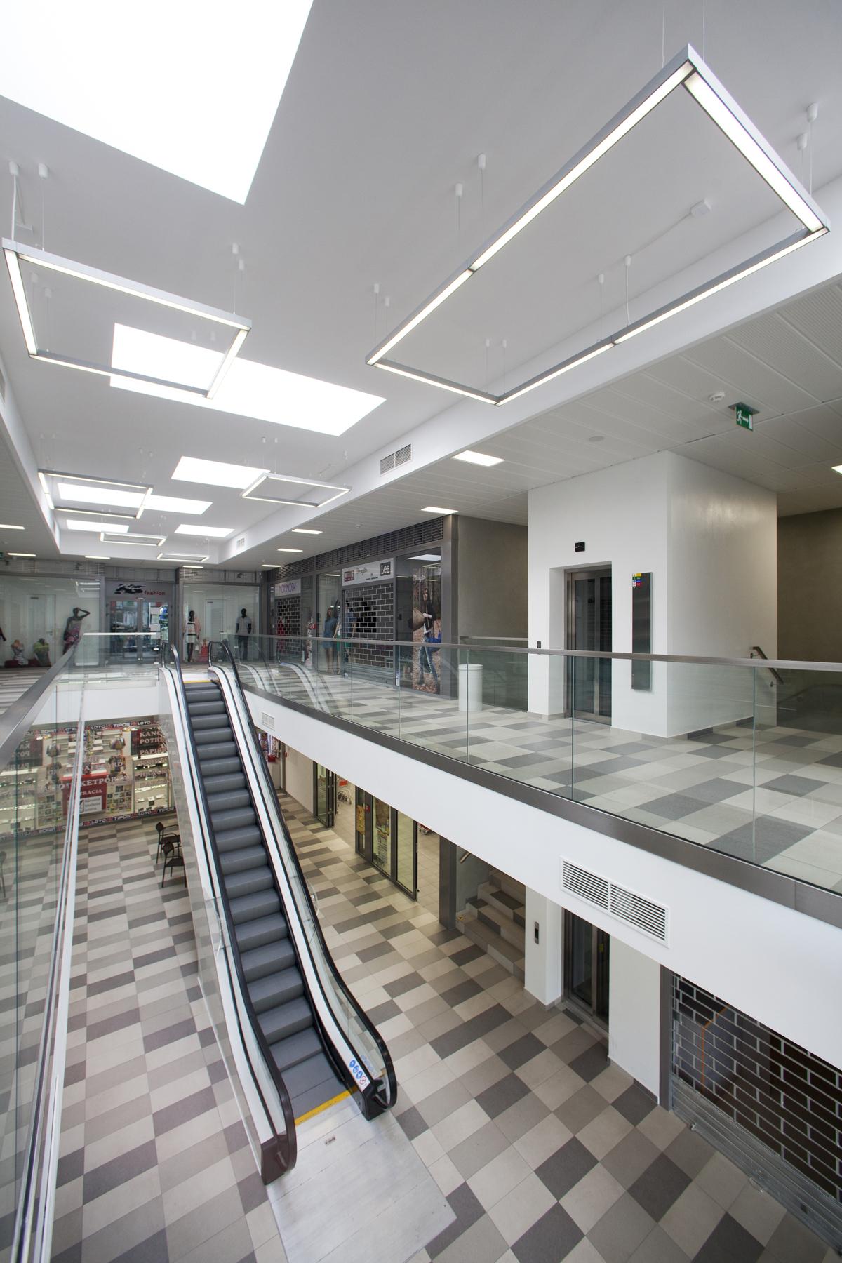 Прекрасный дизайн интерьера торгового центра в Словакии
