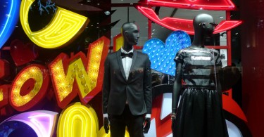 Образ знаменитой музы культового дизайнера в витрине лондонского бутика Karl Lagerfeld