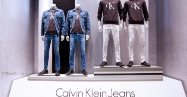 Призывная сексуальность знаменитого мужского тела в витринной экспозиции Calvin Klein в Милане