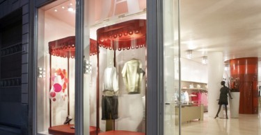 Весёлое кружение витрин в магазине Luxury Carousel