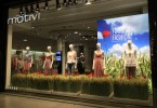 Эффектная растительная композиция Food is Fashion в витрине миланского магазина Motivi