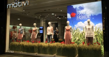 Эффектная растительная композиция Food is Fashion в витрине миланского магазина Motivi