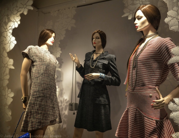 Ассортимент одежды на витрине магазина Chanel в Париже
