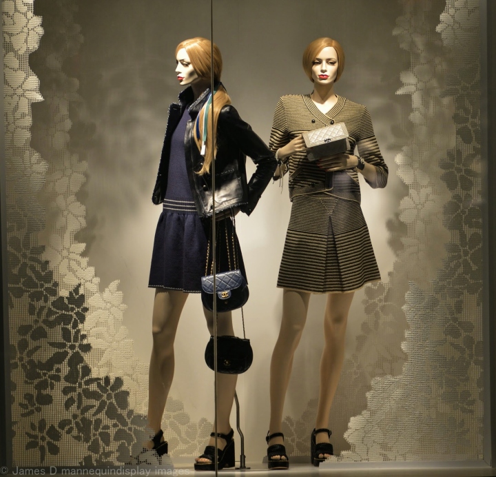 Модная одежда на манекенах магазина Chanel в Париже