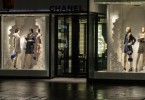 Элегантность, шик и стиль в дизайне весенней витрины Chanel в Париже