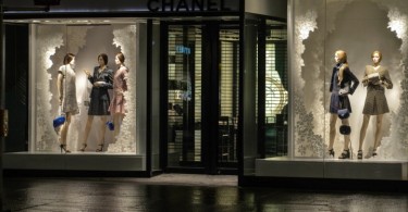 Элегантность, шик и стиль в дизайне весенней витрины Chanel в Париже
