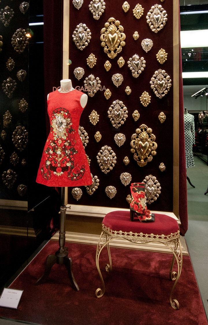 Красное платье на витрине магазина Dolce & Gabbana в Париже