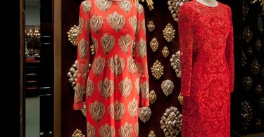 Испанская экспрессия в витрине парижского магазина Dolce & Gabbana