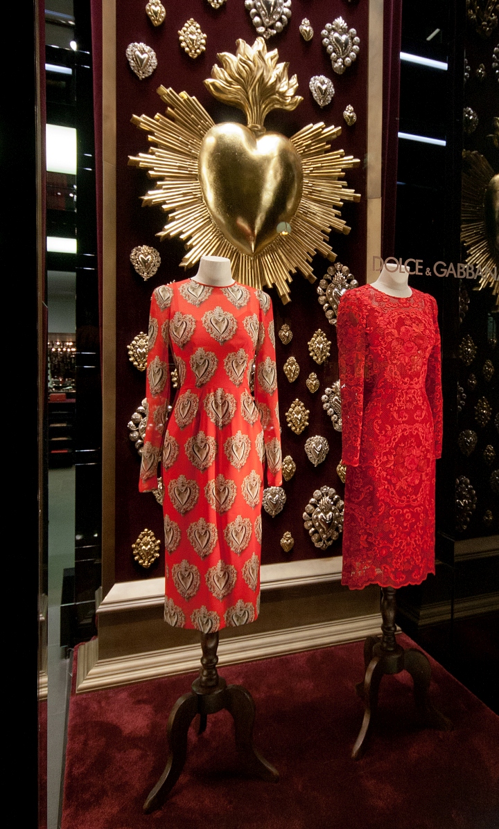 Женские яркие платья на витрине магазина Dolce & Gabbana в Париже