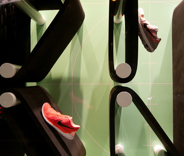 Креативная выкладка обуви на витрине Galeries Lafayette в Париже