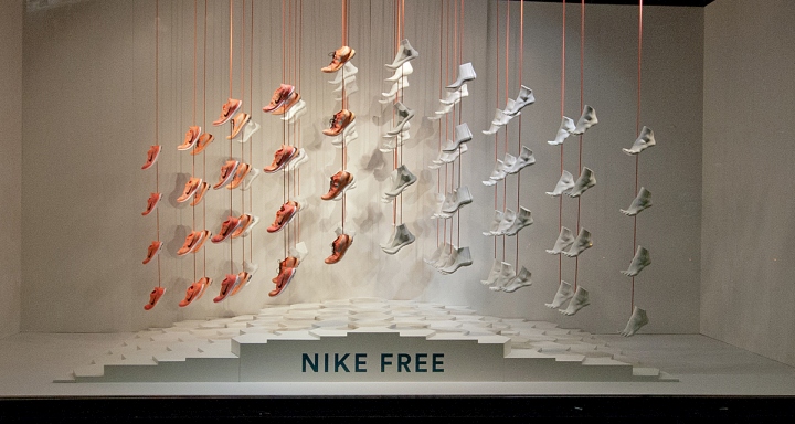 Обувь Nike на витрине Galeries Lafayette в Париже