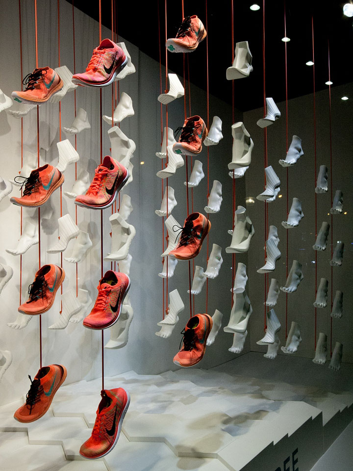 Длинные шнурки кроссовок на витрине Galeries Lafayette в Париже