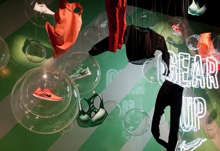 Кроссовки в пузыре на витрине Galeries Lafayette в Париже