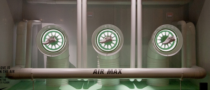 Витрина Air Max на витрине Galeries Lafayette в Париже