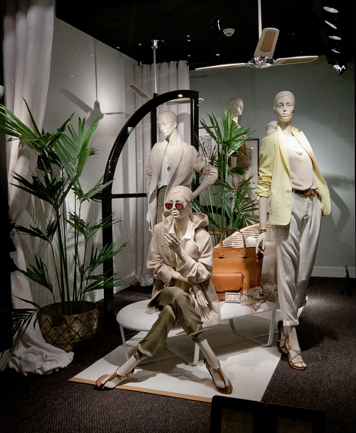 Растения и манекены в витрине Massimo Dutti 