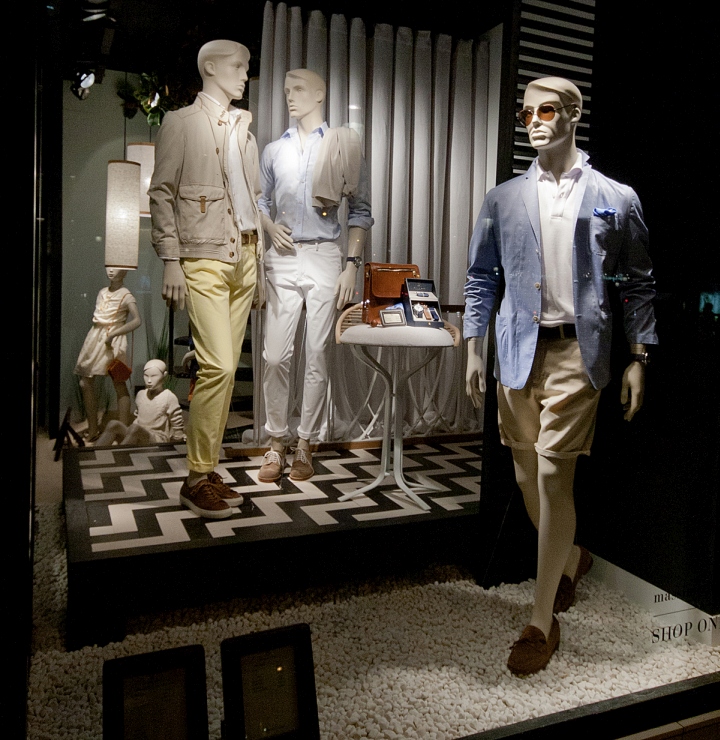 Мужская одежда в витрине Massimo Dutti 