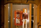 Респектабельные и лаконичные витрины парижского бутика Salvatore Ferragamo