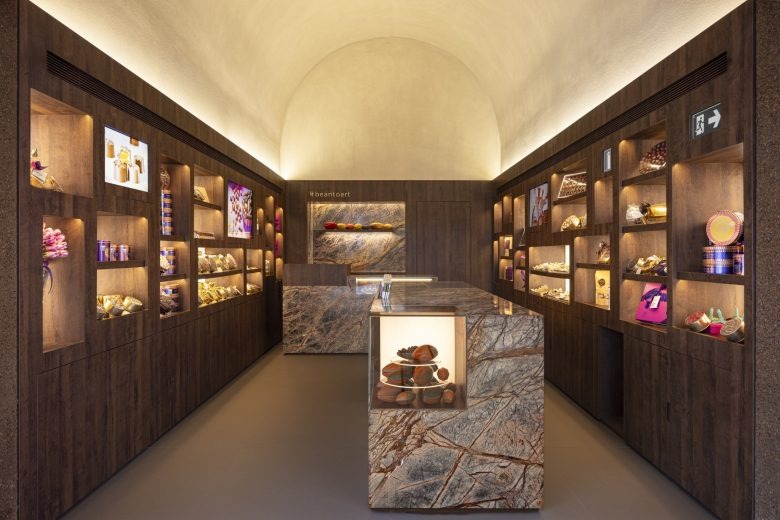 Симметричный вид зала с витринами Chocolat Du Jour