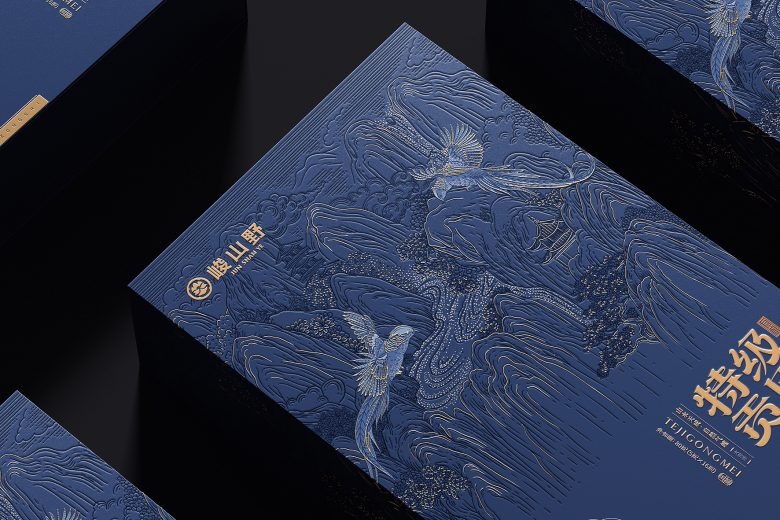 Синяя упаковка чая с рельефным узором и птицами Junshanye x Gugo Brand