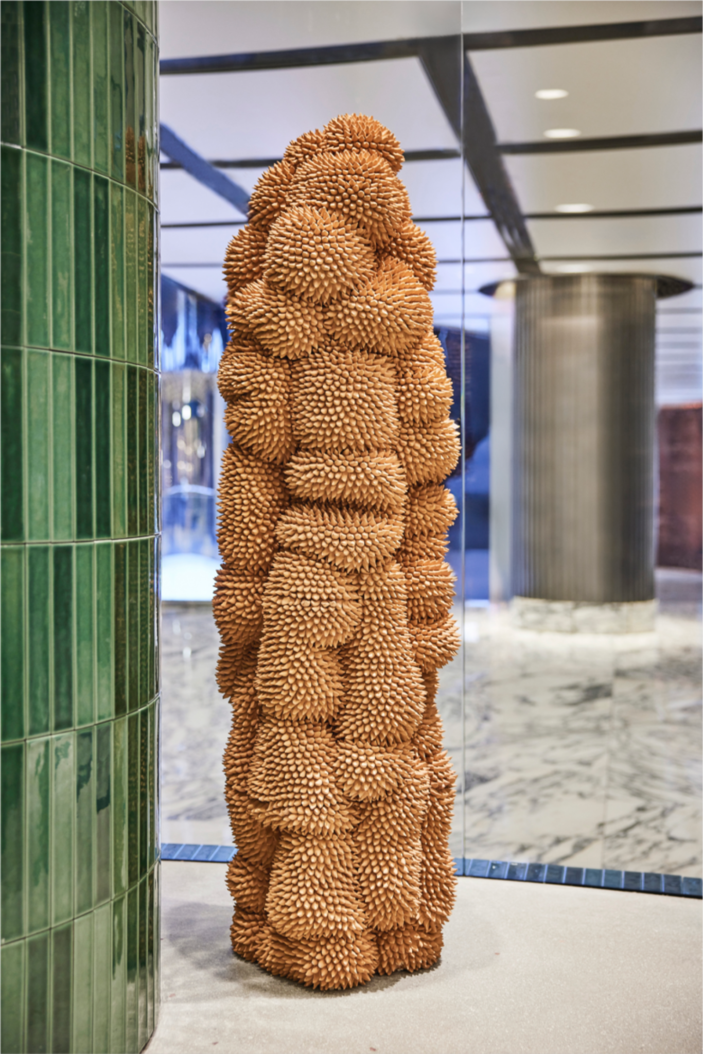 Скульптура в бутике Loewe