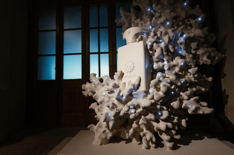 Скульптурная инсталляция с флаконом парфюма AMOUAGE