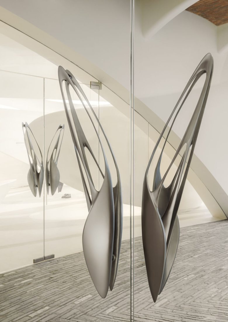 Скульптурный объект у зеркальной стены в интерьере Marisfrolg Showroom