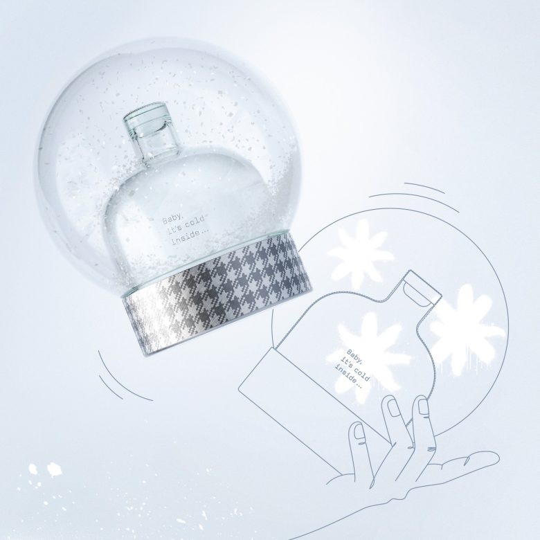 Снежный шар с рисунком руки и бутылкой Baby, it’s cold inside