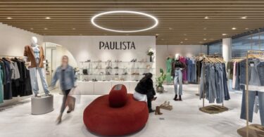 Современная переговорная комната с белым столом и стеклянными перегородками Paulista Store