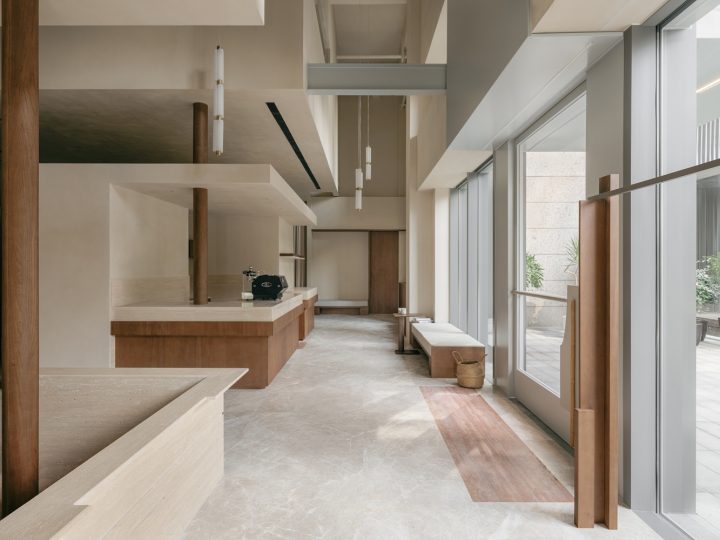 Современный интерьер магазина с панорамными окнами Бутик No Such Thing