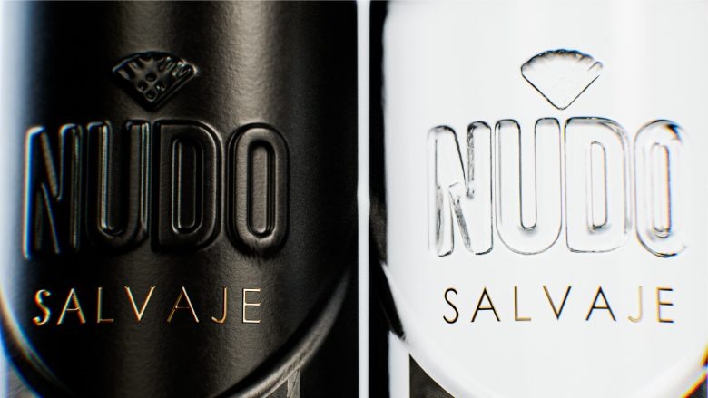 Сравнение черной и прозрачной бутылки мескаля крупный план Nudo Salvaje Mezcal