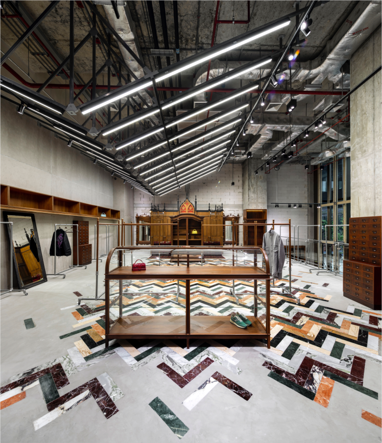 Стеклянная витрина и вешала Club 21 flagship store