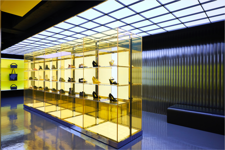 Торговый зал с одеждой и обувью Onitsuka Tiger store