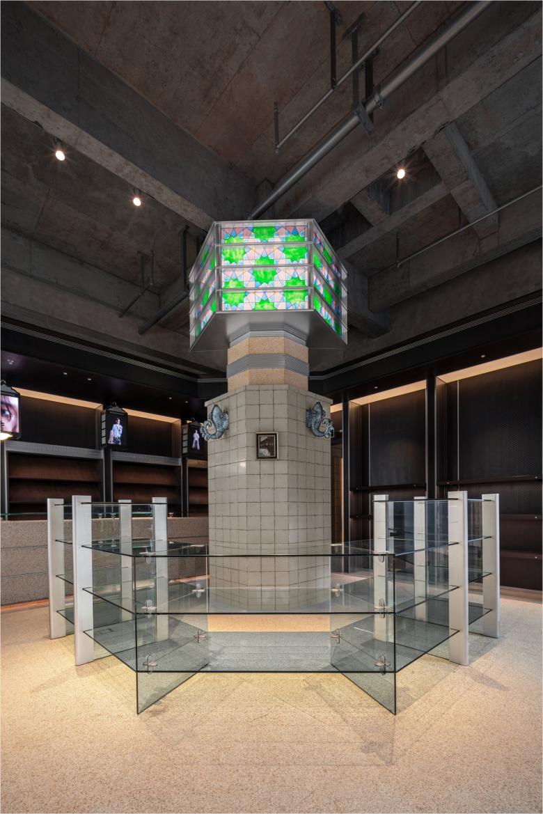 Стеклянные витрины вокруг столба MASONPRINCE store