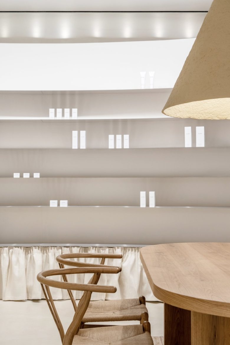 Стеллаж и стул в шоуруме PLEKA Professional Cosmetics Showroom