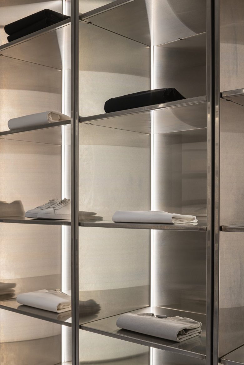 Стеллаж из нержавеющей стали с подсветкой SEBO – Minimalism Meets Technology