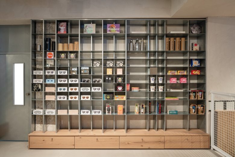 Стеллаж с аксессуарами и товарами lifestyle Story Eilat store