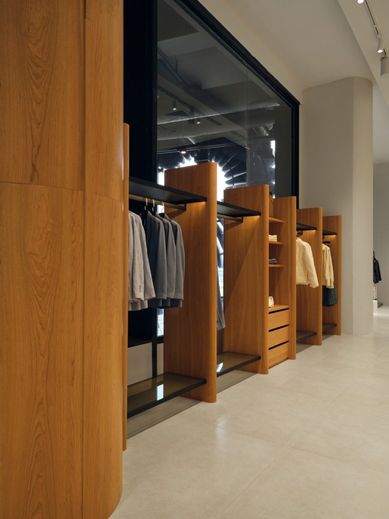 Стеллажи с одеждой вдоль витрины EMKA store