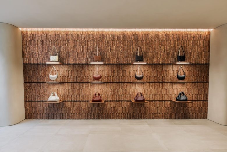 Стена с экспозицией сумок Polène store