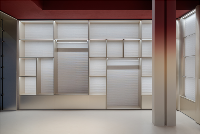 Стена с подсвеченными полками в магазине Missoni Store