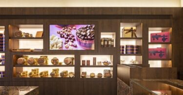 Стена с витринами и шоколадной продукцией Chocolat Du Jour