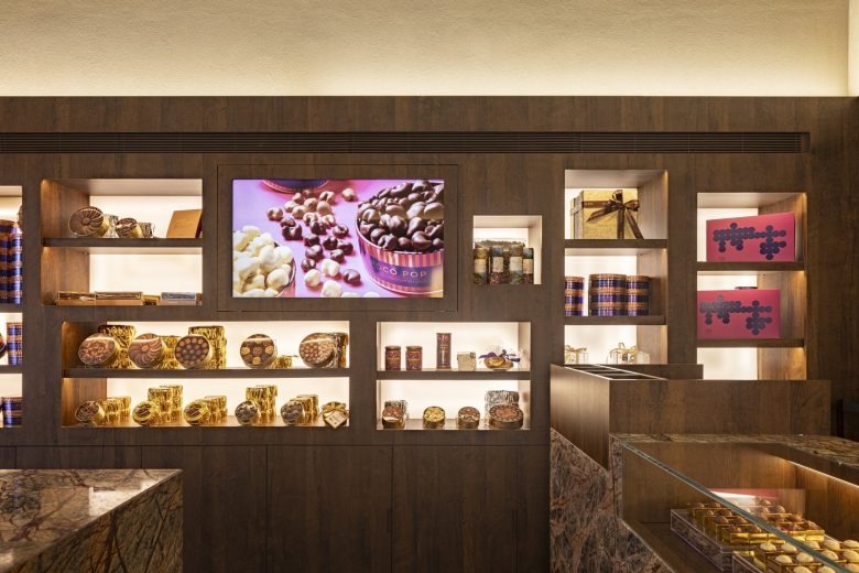 Стена с витринами и шоколадной продукцией Chocolat Du Jour