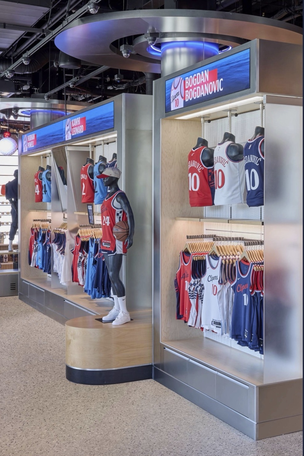 Стенд с игровой формой LA Clippers