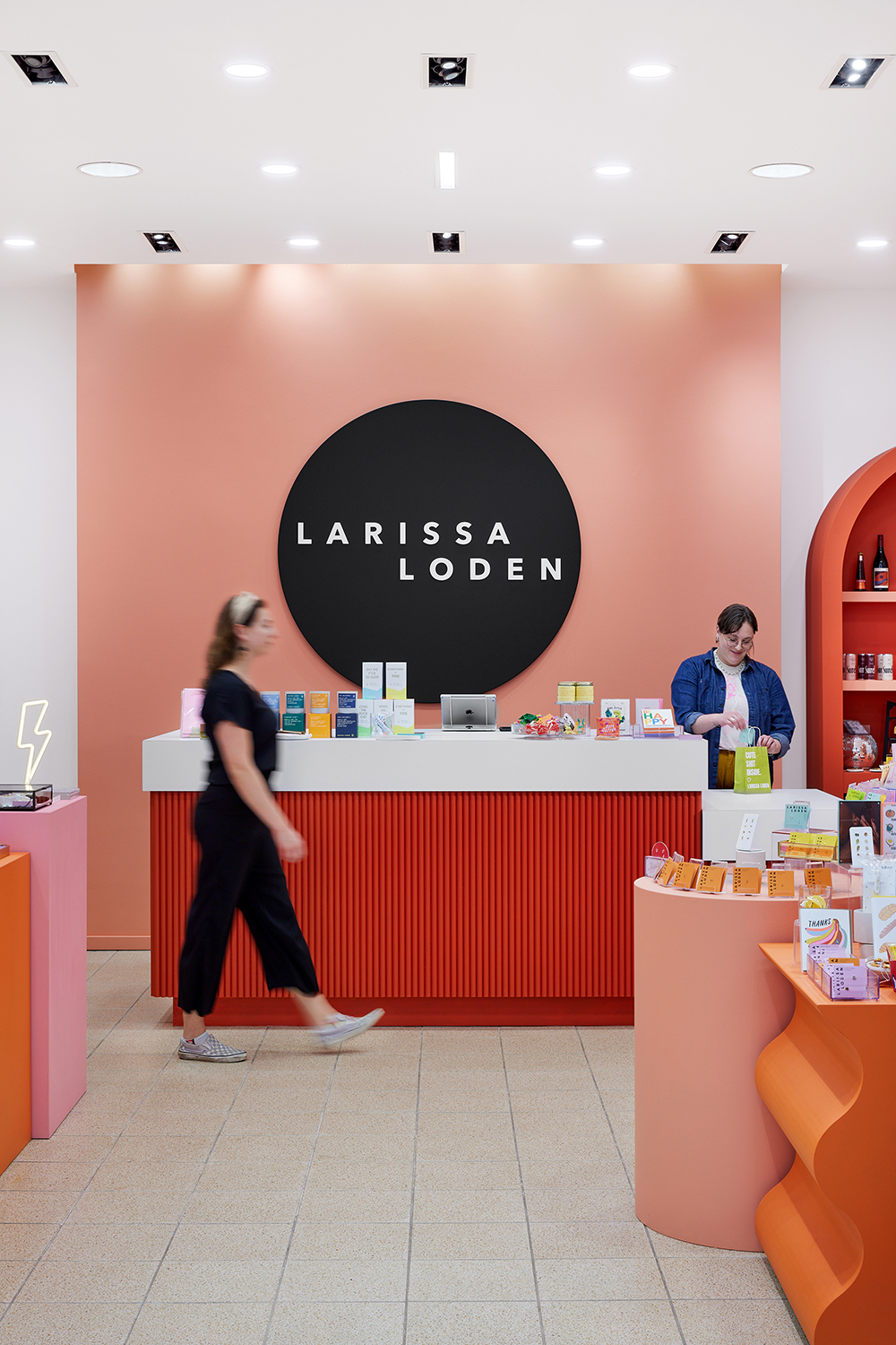 Стойка регистрации Larissa Loden